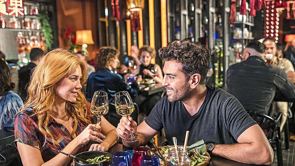 Das Date von Sunny (Palina Rojinski) und Milo (Elyas M'Barek) beginnt ganz romantisch- und endet im Chaos.