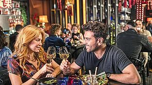 Das Date von Sunny (Palina Rojinski) und Milo (Elyas M'Barek) beginnt ganz romantisch- und endet im Chaos.