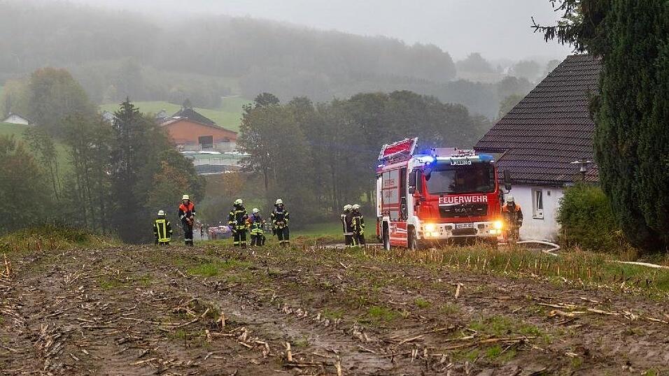Feuerwehreinsatz am frühen Donnerstagmorgen in der Nähe von Schaufling im Landkreis Deggendorf. Dort brannte ein Wohnhaus. Feuerwehreinsatz am frühen Donnerstagmorgen in der Nähe von Schaufling im Landkreis Deggendorf. Dort brannte ein Wohnhaus.