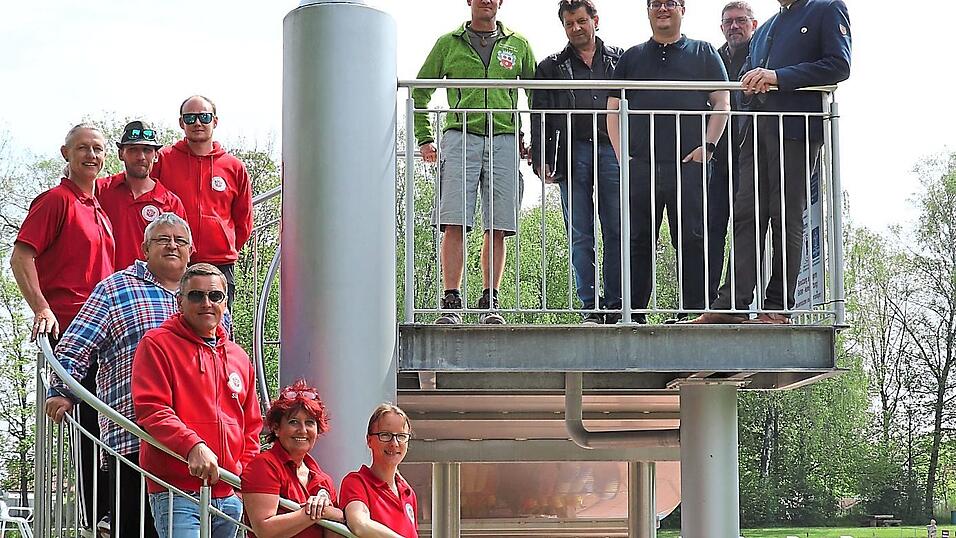 Freuen sich auf den Saisonstart: Vertreter der Stadt, darunter (v. r.) Bürgermeister Josef Dollinger und Bauhof-Leiter Martin Holzner, das Rettungsschwimmer- und Bademeister-Team sowie Kiosk-Pächter Markus Huber (links, Mitte). Freuen sich auf den Saisonstart: Vertreter der Stadt, darunter (v. r.) Bürgermeister Josef Dollinger und Bauhof-Leiter Martin Holzner, das Rettungsschwimmer- und Bademeister-Team sowie Kiosk-Pächter Markus Huber (links, Mitte).