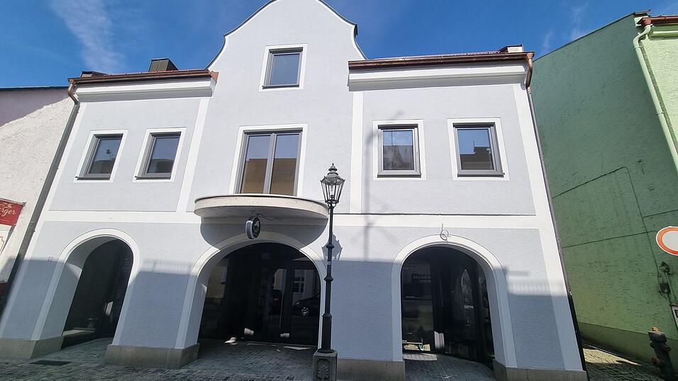 Die Fassade des ehemaligen Oexler-Hauses in der unteren Marktstra&szlig;e ist bis auf den neuen Anstrich genauso erhalten geblieben. Im Inneren des markanten Geb&auml;udes, das fr&uuml;her vom Pfeffergraben aus einen Anbau erhalten hat, ist dagegen alles neu.