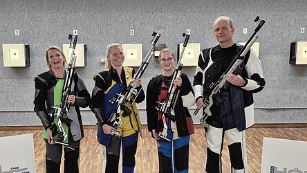 Der Aufstieg in die Bezirksoberliga ist gegl&uuml;ckt, von links: Anita Schneider, Lisa Danner, Flora McWilliams, Erwin Kiefner.