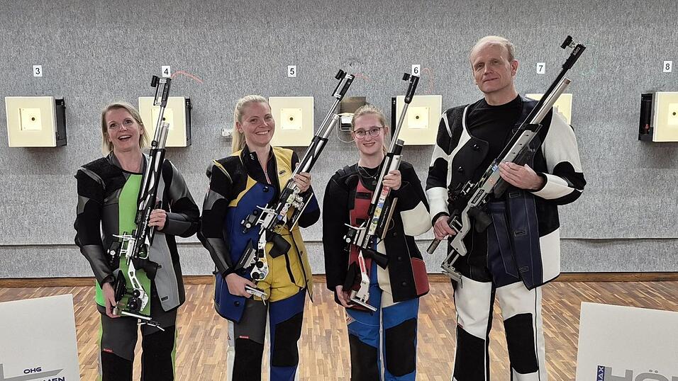 Der Aufstieg in die Bezirksoberliga ist gegl&uuml;ckt, von links: Anita Schneider, Lisa Danner, Flora McWilliams, Erwin Kiefner.