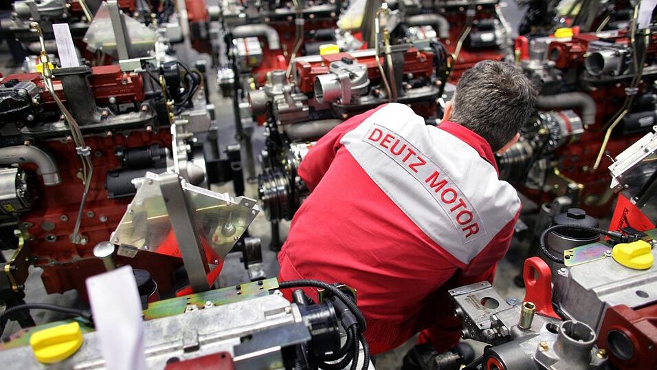 Ein Deutz-Mitarbeiter in der Kölner Motorenproduktion. Ein Deutz-Mitarbeiter in der Kölner Motorenproduktion.