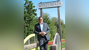 Sebastian Koch steigt als Spielplatzspezialist auch gerne selber auf die Rutsche.