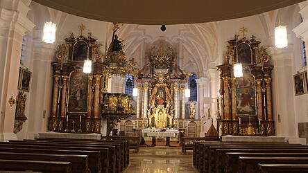 Dass man in der Kirche einfach das Licht einschaltet, wenn es dunkel ist, erscheint heute normal. Anders vor 100 Jahren: Nur dank eines Spenders konnte die Elektrifizierung in der Pfarrkirche Westen bezahlt werden.