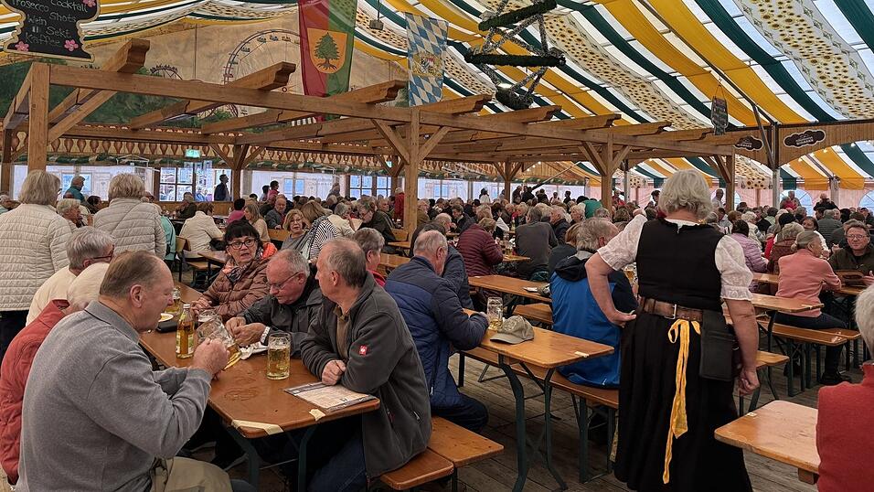 Es ist wieder Volksfest: Beste Stimmung herrschte am Freitag im Festzelt beim Seniorennachmittag.