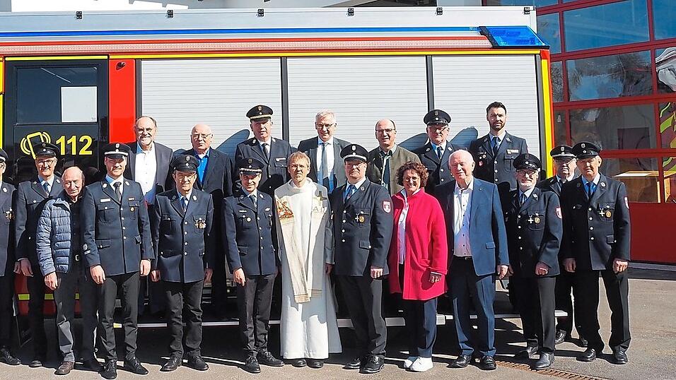 Die Ehreng&auml;ste feierten die Weihe des neuen Einsatzfahrzeuges und des Feuerwehrger&auml;tehauses.