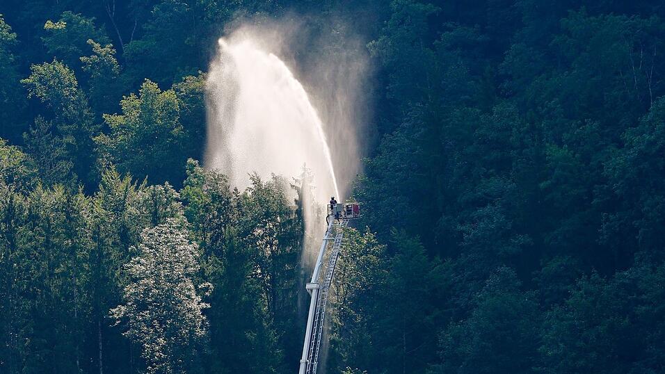 Feuerwehrleute im Einsatz in den Chiemgauer Alpen. Feuerwehrleute im Einsatz in den Chiemgauer Alpen.