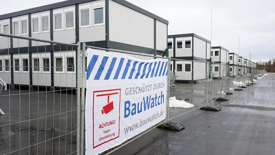 Im Freistaat Bayern können nach dem Abebben der Flüchtlingswelle Tausende Plätze für die Unterbringung von Asylbewerbern abgebaut werden. Im Freistaat Bayern können nach dem Abebben der Flüchtlingswelle Tausende Plätze für die Unterbringung von Asylbewerbern abgebaut werden.