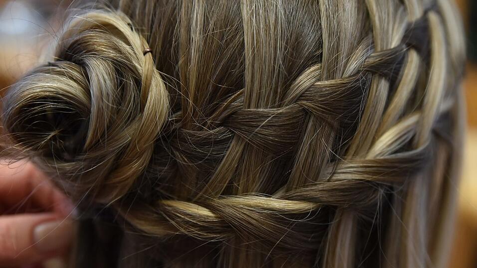 Diese Frisur lässt sich auch beliebig erweitern. Einfach die Strähnen, die man vorher fallen gelassen hat, zu einem weiteren 'Wasserfall' bis zum Dutt flechten. Diese Frisur lässt sich auch beliebig erweitern. Einfach die Strähnen, die man vorher fallen gelassen hat, zu einem weiteren 'Wasserfall' bis zum Dutt flechten.