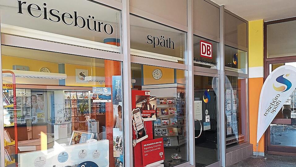 Das Reisebüro im Bahnhofsgebäude ist zwar zu, Chef Markus Späth will aber trotzdem so vielen Reisenden wie möglich bei Problemen helfen. Das Reisebüro im Bahnhofsgebäude ist zwar zu, Chef Markus Späth will aber trotzdem so vielen Reisenden wie möglich bei Problemen helfen.