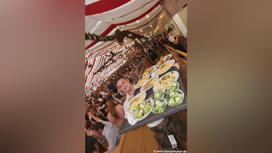 Die Partybilder vom Mittwoch, 14. August 2024, aus dem Festzelt Lechner. Die Partybilder vom Mittwoch, 14. August 2024, aus dem Festzelt Lechner.