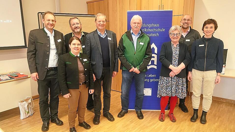Im Bild: v.l: Referent Fabian Werner, LVHS-Direktorin Barbara J. Th. Schmidt, Andreas Felsl (Katholische Landbewegung Passau), Josef Rottenaicher (Diözese Passau), Referent Josef Schmid, Adeline Grad (KDFB Bildungswerk), Referent Peter Huber, Tagungsleiterin und Bildungsreferentin Barbara Messerer. Im Bild: v.l: Referent Fabian Werner, LVHS-Direktorin Barbara J. Th. Schmidt, Andreas Felsl (Katholische Landbewegung Passau), Josef Rottenaicher (Diözese Passau), Referent Josef Schmid, Adeline Grad (KDFB Bildungswerk), Referent Peter Huber, Tagungsleiterin und Bildungsreferentin Barbara Messerer.
