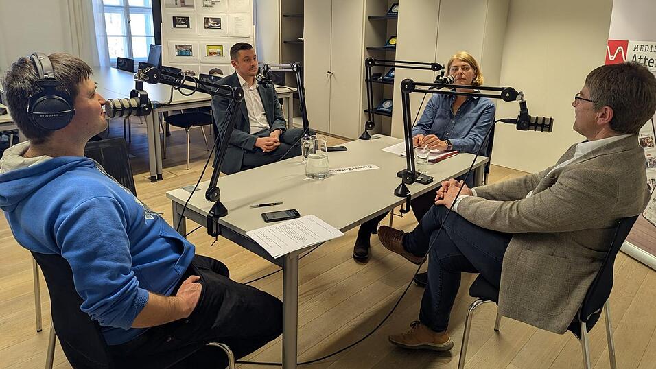 Michael Multerer und Christian Schindler stellen sich den Fragen von Dominik Altmann und Elisabeth Geiling-Plötz Michael Multerer und Christian Schindler stellen sich den Fragen von Dominik Altmann und Elisabeth Geiling-Plötz