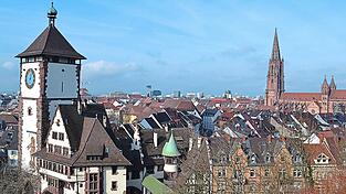 Blick vom Schlossberg auf die Freiburger Altstadt mit M&uuml;nster (re.) und Schwabentor (li.), dem h&ouml;chsten Punkt des B&auml;chlesystems