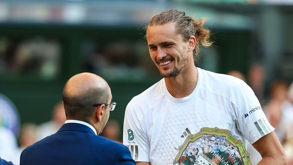 Alexander Zverev nahm die Trophäe für den Wimbledon-Finalisten mit einem Lächeln entgegen. Alexander Zverev nahm die Trophäe für den Wimbledon-Finalisten mit einem Lächeln entgegen.