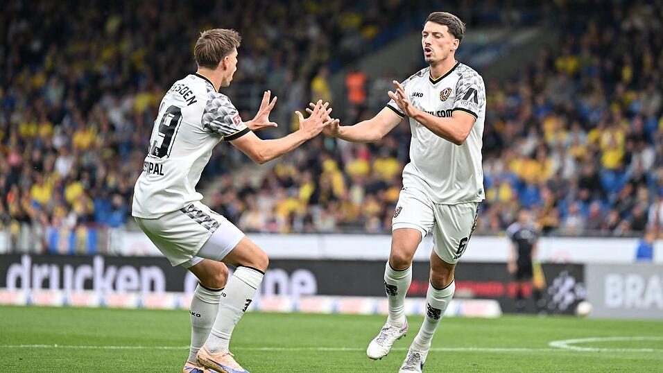 Torschütze Nicolai Rapp (r) feiert mit Alexander Rossipal das 1:0 für Dynamo Dresden. Torschütze Nicolai Rapp (r) feiert mit Alexander Rossipal das 1:0 für Dynamo Dresden.