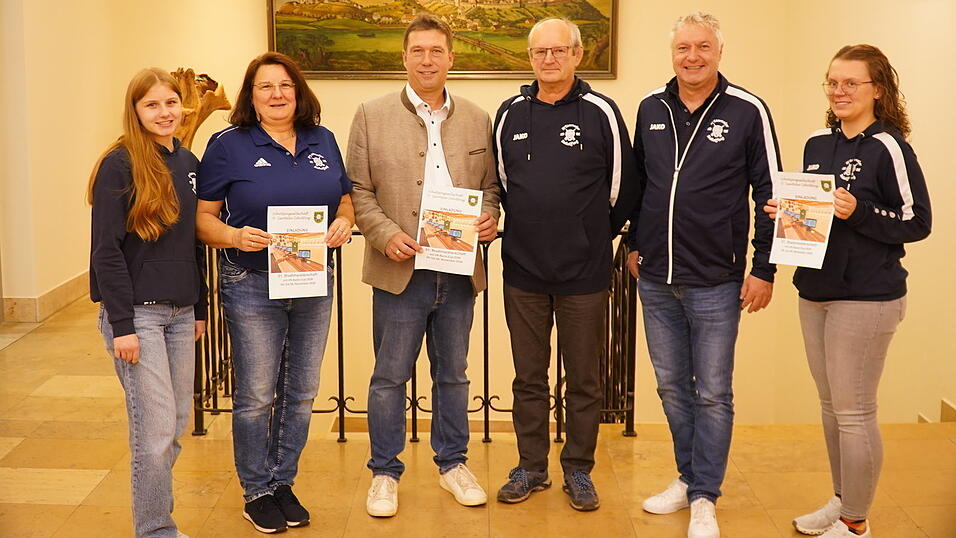 Franziska Zauner (v.l.), Martina Zauner, Martin Aigner, Hermann Furthner, Stefan Zauner und Franziska Furthner besprachen die Dorfmeisterschaft. Franziska Zauner (v.l.), Martina Zauner, Martin Aigner, Hermann Furthner, Stefan Zauner und Franziska Furthner besprachen die Dorfmeisterschaft.