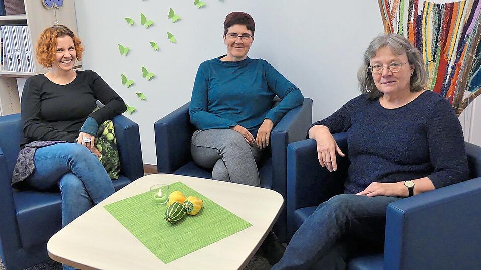 Die Koordinatorinnen (von links) Katrin Dehner, Birgit Philipp und Elisabeth Pokorny kümmern sich darum, dass jeder Schwerstkranke und sterbende Mensch, der beim Hospizverein anfragt, eine ehrenamtliche Hospizbegleitung bekommt. Die Koordinatorinnen (von links) Katrin Dehner, Birgit Philipp und Elisabeth Pokorny kümmern sich darum, dass jeder Schwerstkranke und sterbende Mensch, der beim Hospizverein anfragt, eine ehrenamtliche Hospizbegleitung bekommt.
