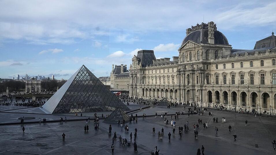 Der bisherige Eingang unter der berühmten Pyramide soll völlig umgestaltet werden. Der bisherige Eingang unter der berühmten Pyramide soll völlig umgestaltet werden.