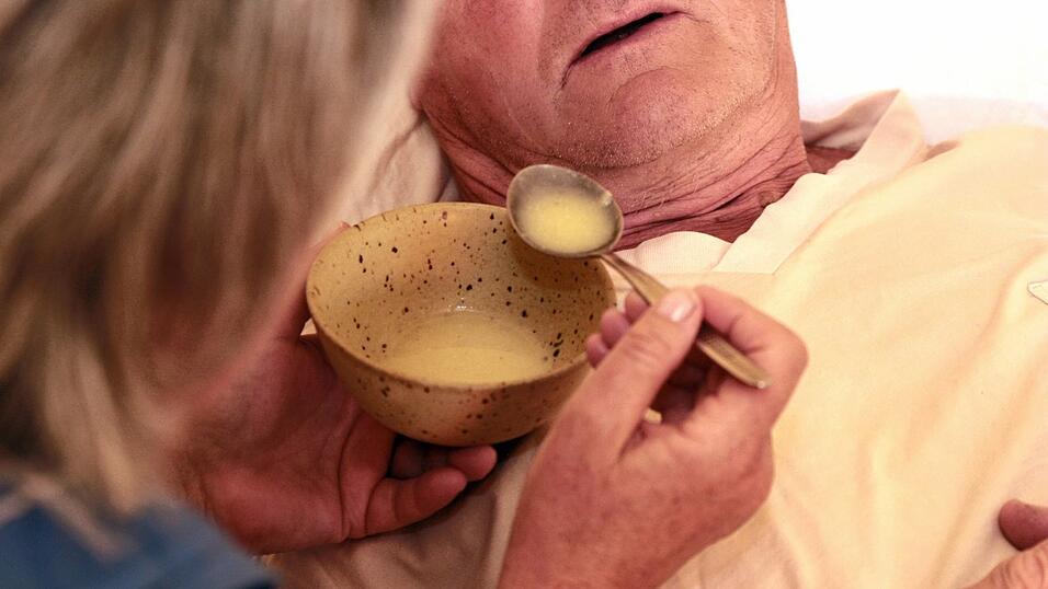 Die Versorgung pflegebedürftiger Angehöriger ist zeit- und kostenintensiv. Der Preis für Pflegende ist oft sehr hoch. Die Versorgung pflegebedürftiger Angehöriger ist zeit- und kostenintensiv. Der Preis für Pflegende ist oft sehr hoch.