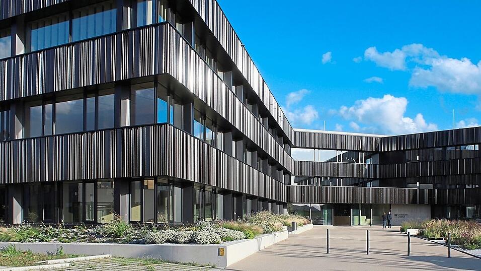 Der Weg rechts im Bild führt zum Eingang des neuen Landratsamts. Der Weg rechts im Bild führt zum Eingang des neuen Landratsamts.