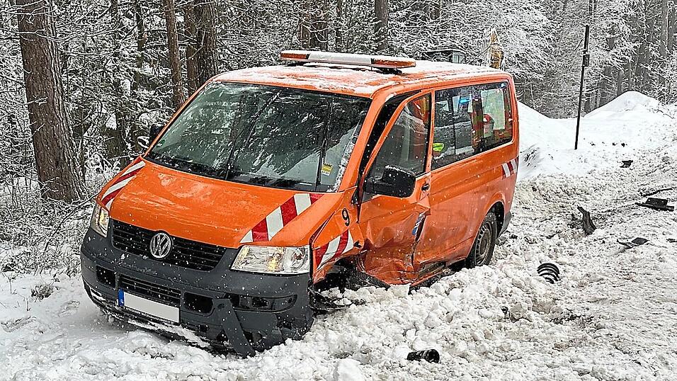 Ein 18-Jähriger war bei Schneeglätte in Langwald in den entgegenkommenden Transporter geprallt. Ein 18-Jähriger war bei Schneeglätte in Langwald in den entgegenkommenden Transporter geprallt.