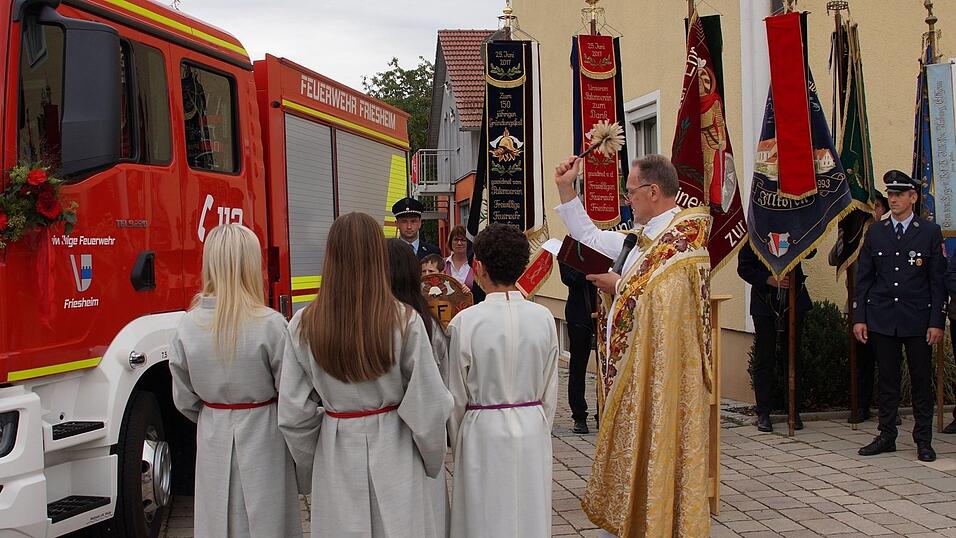 Pfarrer Stefan Wissel stellte das neue Einsatzfahrzeug unter Gottes Segen. Pfarrer Stefan Wissel stellte das neue Einsatzfahrzeug unter Gottes Segen.