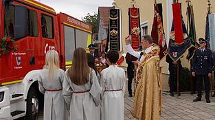 Pfarrer Stefan Wissel stellte das neue Einsatzfahrzeug unter Gottes Segen. Pfarrer Stefan Wissel stellte das neue Einsatzfahrzeug unter Gottes Segen.