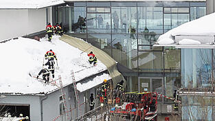 Eine niederbayerische Feuerwehrdelegation r&auml;umt den Schnee von einer Kinderklinik nahe Bad T&ouml;lz. F&uuml;r die Patienten eine ungew&ouml;hnliche Ablenkung.
