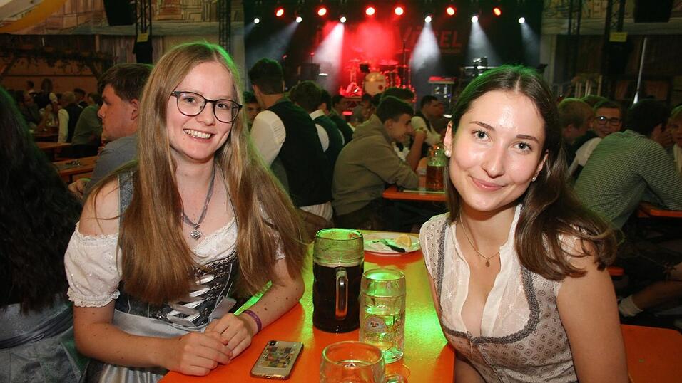 Auch am Samstagabend strömten viele Landshuter zur Dult. Auch am Samstagabend strömten viele Landshuter zur Dult.
