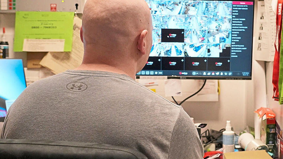 Mit einem hochauflösenden Kamerasystem überwacht Detektiv Dominik Hückmann den Laden.