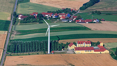 Die Windkraftanlage in Oberwaltenkofen hat eine Turmhöhe von 60 Metern und eine Leistung von 600 Kilowatt. Seit dem Jahr 1997 steht sie am Grundstück der Familie Oberhauser westlich von Oberglaim.