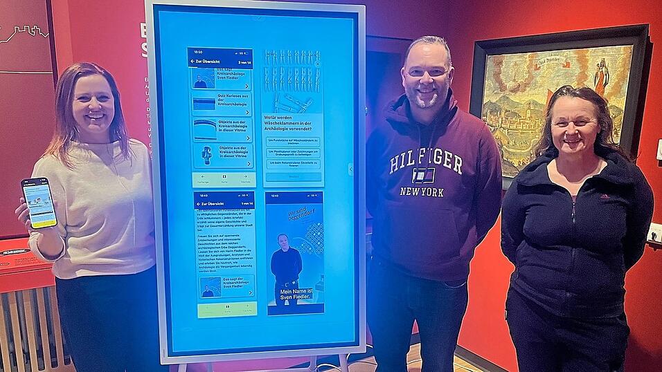 Stehen voll hinter der neuen digitalen Arch&auml;ologietour (v. l.) Greta Butuci, stellvertretende Leiterin der st&auml;dtischen Museen, Kreisarch&auml;ologe Sven Fiedler und Grabungstechnikerin Birgit Symader.