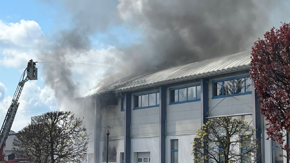 Brennende Kunststoffteile erzeugten eine weithin sichtbare Rauchsäule. Brennende Kunststoffteile erzeugten eine weithin sichtbare Rauchsäule.