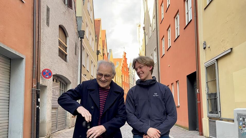 Lachen über einen Scherz: Der frühere Lehrer Hermann Stieß (l.) und dessen Retter, Schüler Uli Huber, beide aus der Gemeinde Kumhausen, kamen zum Foto in die Landshuter Ländgasse. Mit der Gehhilfe deutete Stieß zuvor ein Gewehr an und zielte imaginär auf den Fasan, der 2023 einen schweren Fahrradunfall des Pensionisten verursachte. Lachen über einen Scherz: Der frühere Lehrer Hermann Stieß (l.) und dessen Retter, Schüler Uli Huber, beide aus der Gemeinde Kumhausen, kamen zum Foto in die Landshuter Ländgasse. Mit der Gehhilfe deutete Stieß zuvor ein Gewehr an und zielte imaginär auf den Fasan, der 2023 einen schweren Fahrradunfall des Pensionisten verursachte.