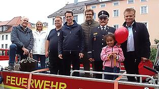 Interessiert zeigten sich der Oberbürgermeister der Stadt Christian Moser (Mitte) mit Renate Wasmeier (2. v. l.) und Oliver Antretter (r.) bei den Aktionen der Feuerwehren unter SBI Tim Rothenwöhrer (3. v. l.) und dem ersten Vorsitzenden des Kreisfeuerwehrverbandes Konrad Seis (2. v. r.).