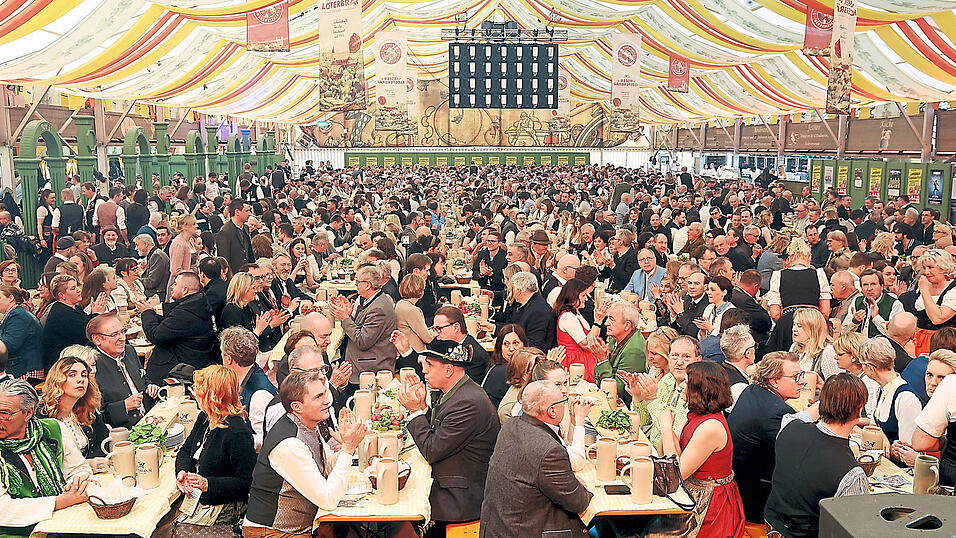 Gewohntes Bild am Eröffnungsabend des Landshuter Starkbierfests: Ein volles Festzelt und beste Stimmung