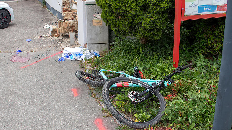 Ein Kind ist bei einem Unfall in Plattling schwer verletzt worden und daraufhin gestorben. 