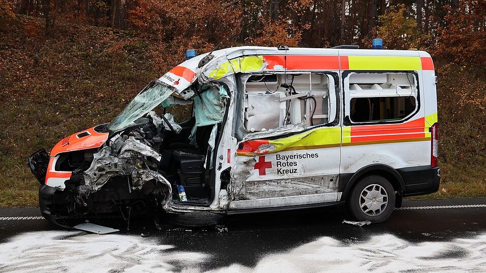 Der Rettungswagen ist frontal mit einem Lastwagen zusammengesto&szlig;en.