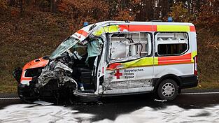 Der Rettungswagen ist frontal mit einem Lastwagen zusammengestoßen. Der Rettungswagen ist frontal mit einem Lastwagen zusammengestoßen.