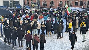 Am Sonntag seien in Regensburg etwa 250 Menschen zusammengekommen, sagt Sheyda Bastani. Das Regime in ihrer Heimat Iran stehe so stark unter Druck wie schon lange nicht mehr. Die Hoffnung auf einen Sturz wachse.