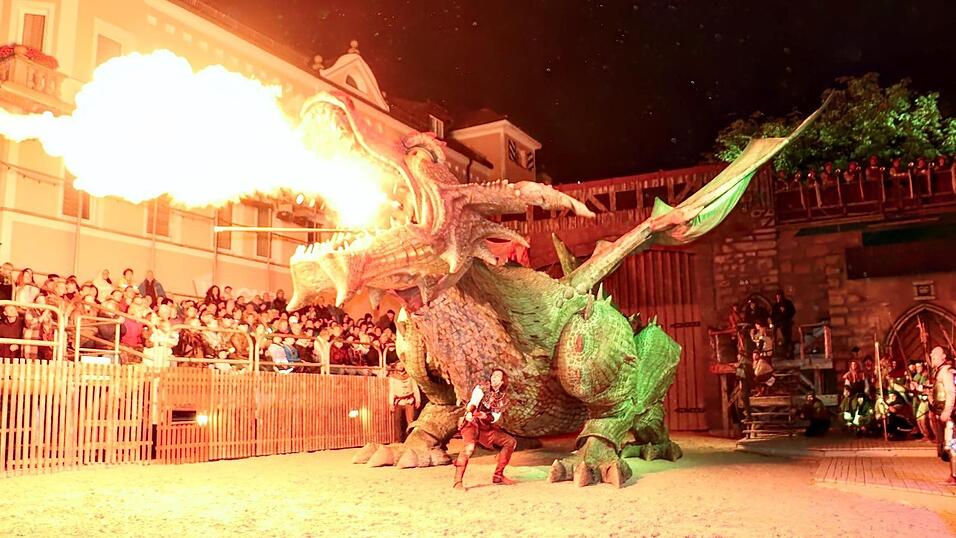 Wer im Stehplatzbereich den Drachenstichverfolgt, erlebt den Stich aus diesem Blickwinkel. Ab Montag, 6. Juli, 18 Uhr, gibt es wieder die Dauerkarten im Alten Amtsgericht, jedoch nur 200 Stück. Wer im Stehplatzbereich den Drachenstichverfolgt, erlebt den Stich aus diesem Blickwinkel. Ab Montag, 6. Juli, 18 Uhr, gibt es wieder die Dauerkarten im Alten Amtsgericht, jedoch nur 200 Stück.