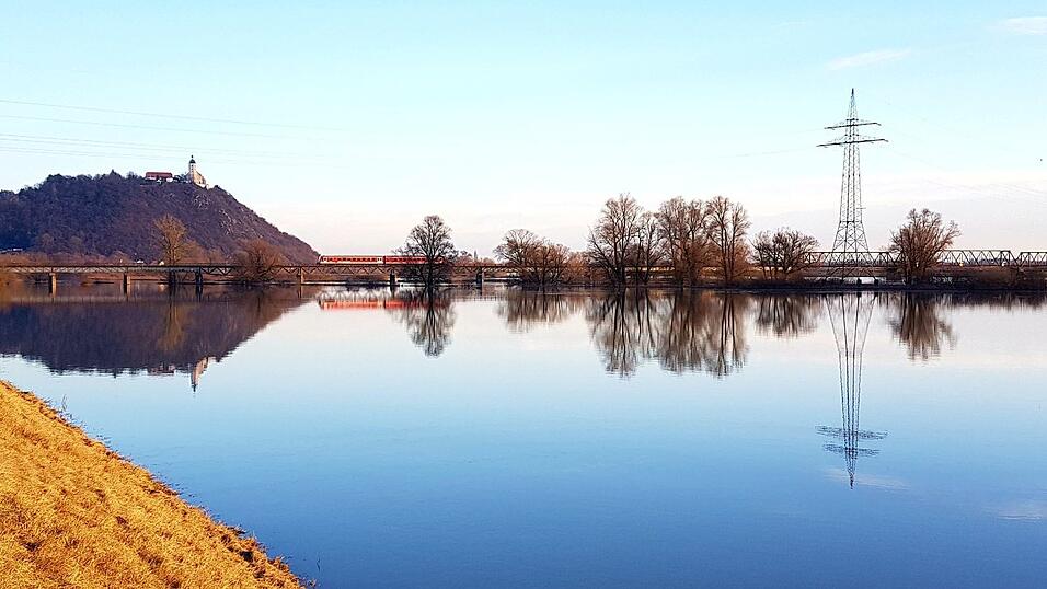 Bei Bogen steht die Donau auch am Montag noch recht hoch. Danke an unsere Leserin Marion Klein f&uuml;r dieses tolle Bild.