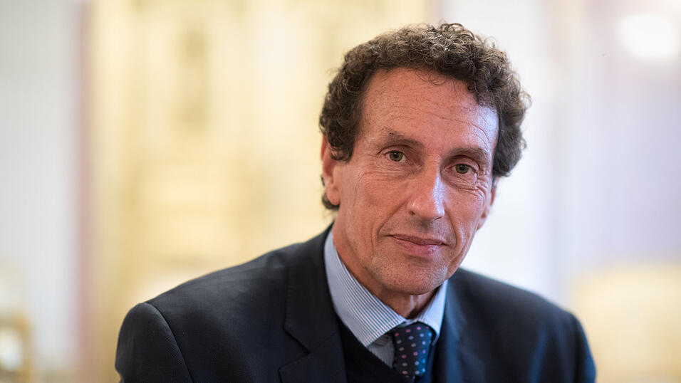 Julian Nida-R&uuml;melin lehrte bis 2020 Philosophie an der LMU in M&uuml;nchen, war Kulturstaatsminister im Kabinett Schr&ouml;der und ist aktuell stellvertretender Vorsitzender des deutschen Ethikrates.