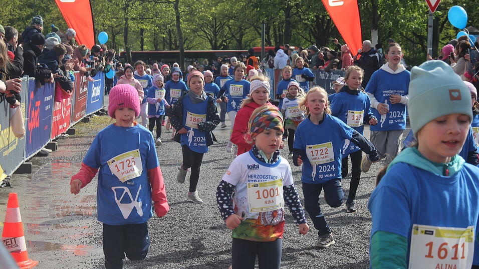 Nasskaltes Aprilwetter lässt die jungen Straubinger Läufer kalt.