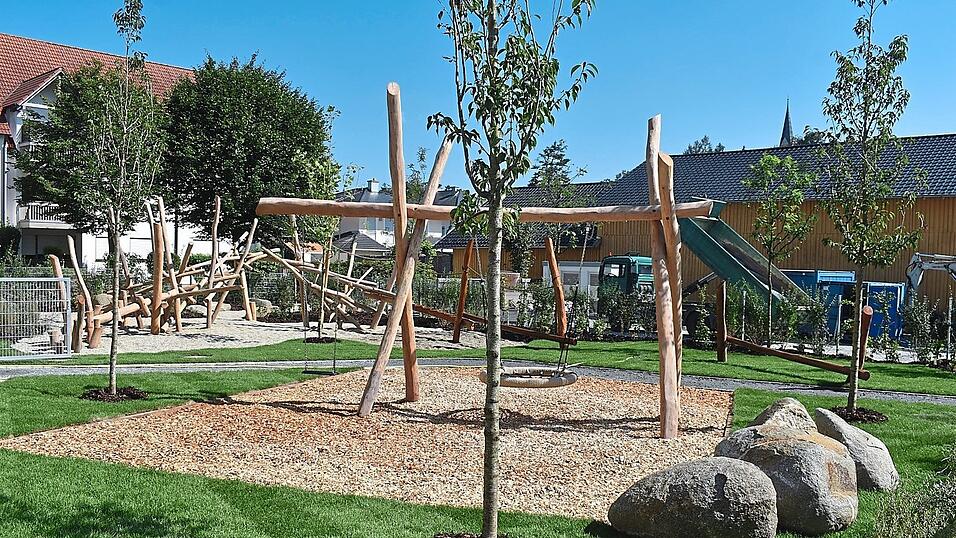 Der neue Spielplatz hinter dem Kinderhort wird für den Geisenhausener Nachwuchs geöffnet, sobald der Rollrasen angewachsen ist. Der neue Spielplatz hinter dem Kinderhort wird für den Geisenhausener Nachwuchs geöffnet, sobald der Rollrasen angewachsen ist.