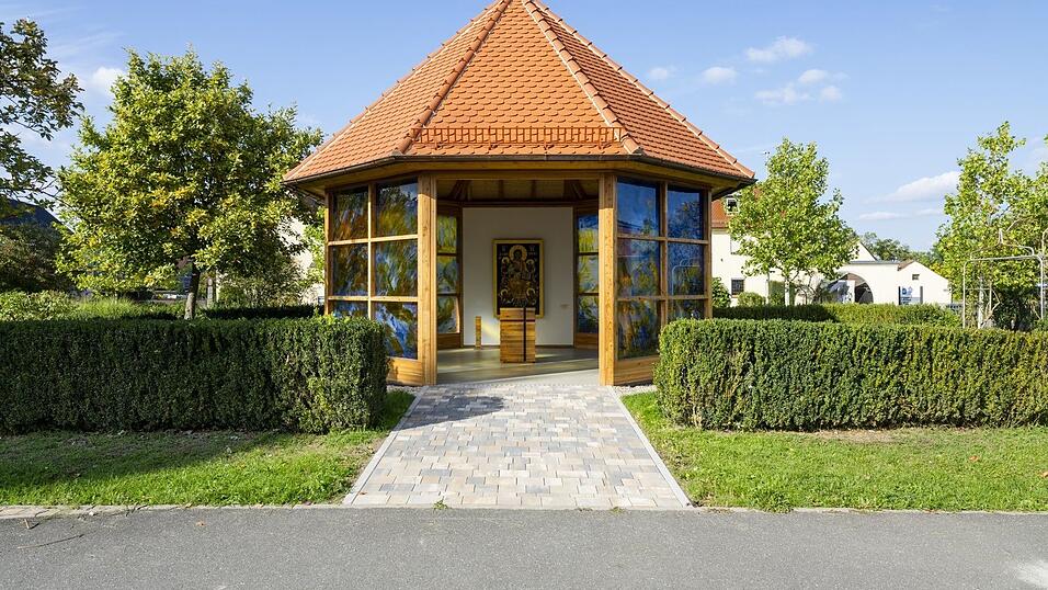 Gleich gegen&uuml;ber dem Eingang der Kapelle kommt das Ikonen-Bild zentral zur Geltung.