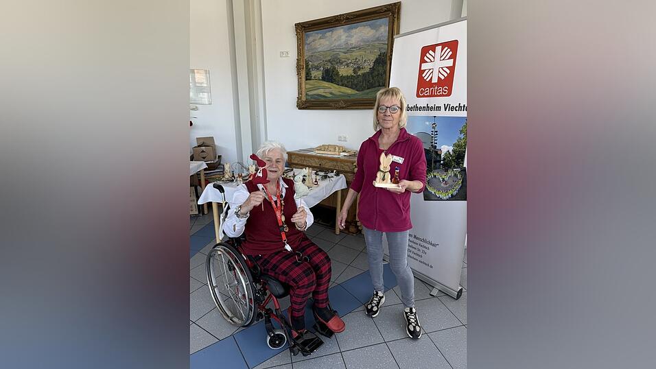 Barbara Sixt und Elke Pinzl mit den Favoriten des Osterbasars